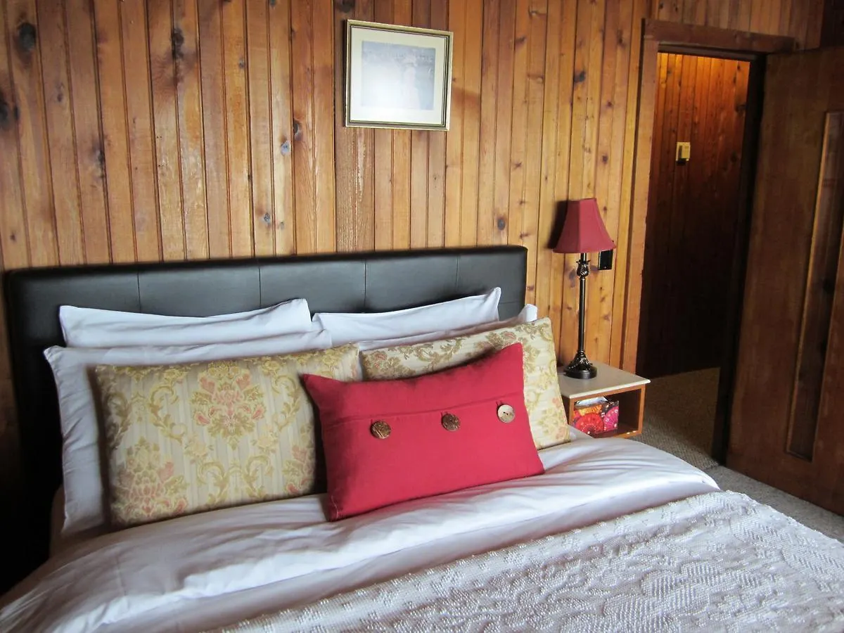 The Surf Lodge And Pub Gabriola 0*,