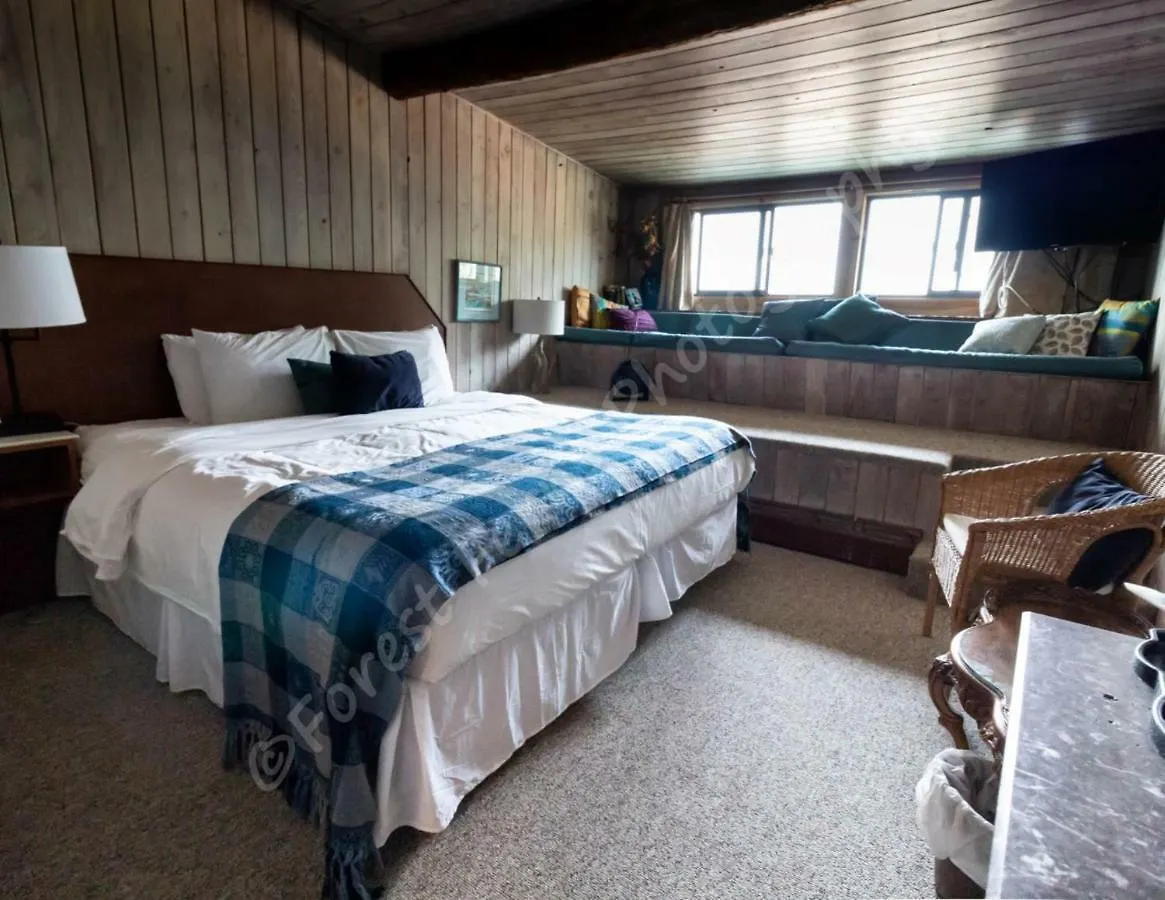 The Surf Lodge And Pub Gabriola Canada