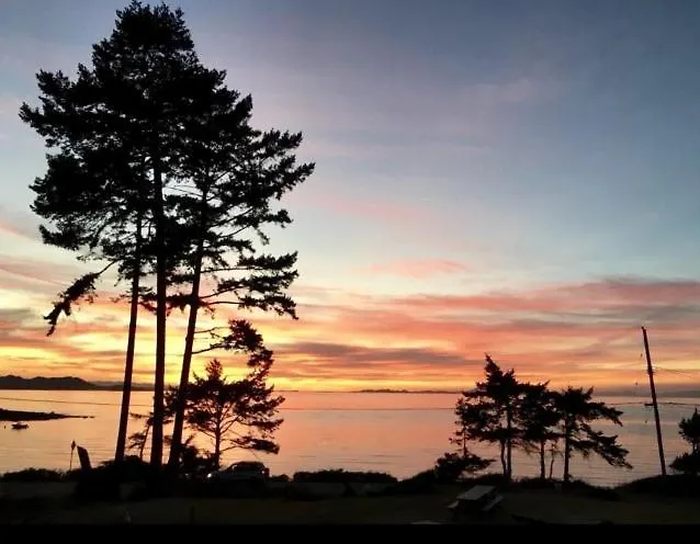 The Surf Lodge And Pub Gabriola