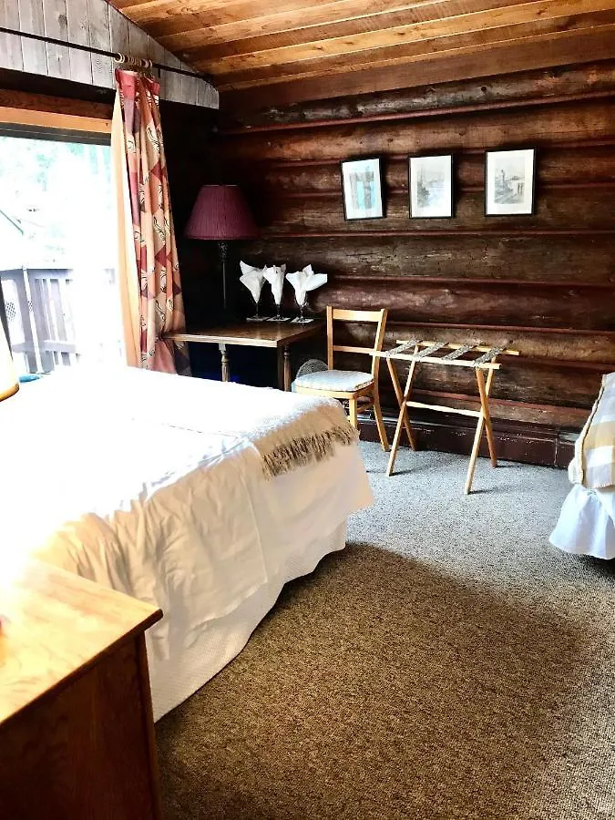 The Surf Lodge And Pub Gabriola