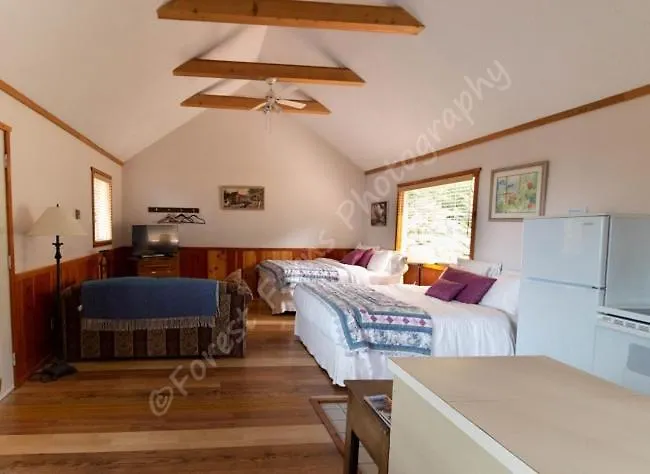 The Surf Lodge And Pub Gabriola 0*,
