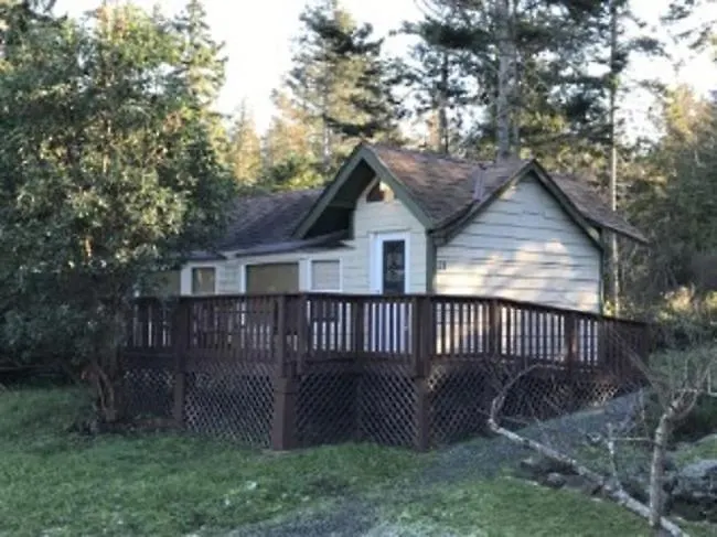 The Surf Lodge And Pub Gabriola