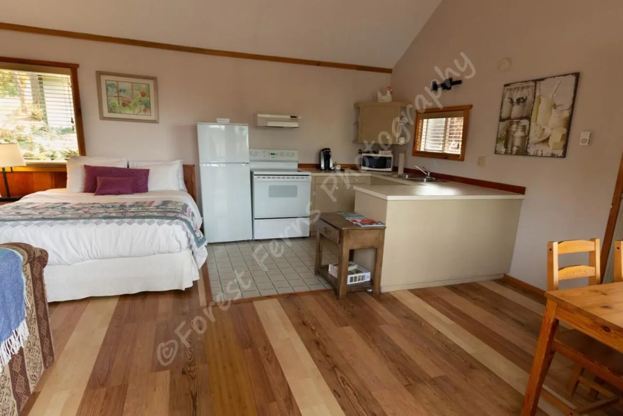 The Surf Lodge And Pub Gabriola Canada